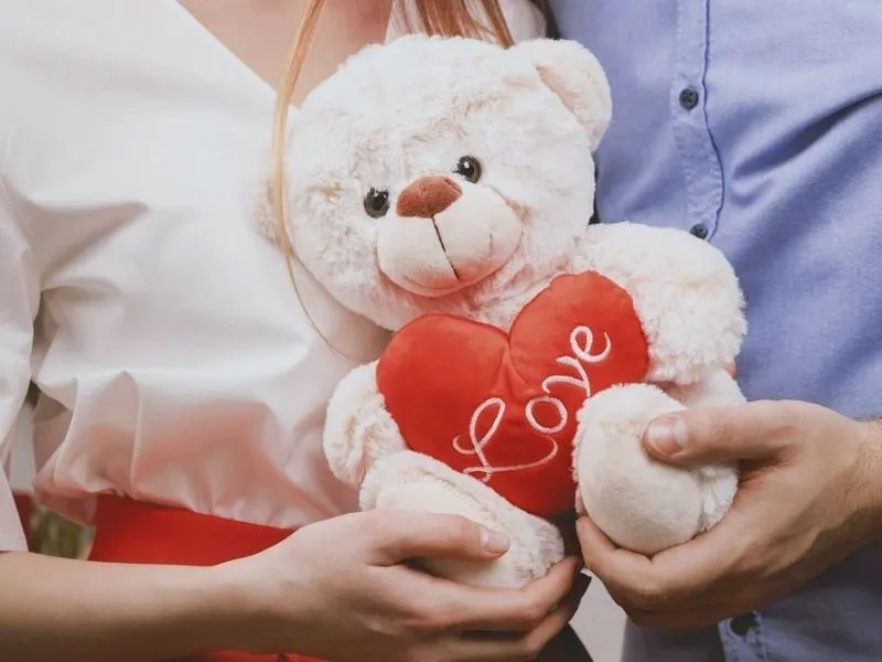 Gấu bông, hộp quà trái tim