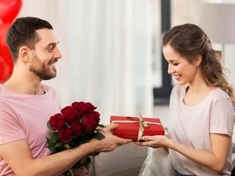 Valentine 14/2 nam hay nữ là người tặng quà?
