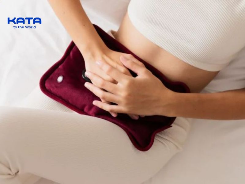 Áp dụng liệu pháp nhiệt chườm nóng và lạnh cho vùng cơ bụng bị đau