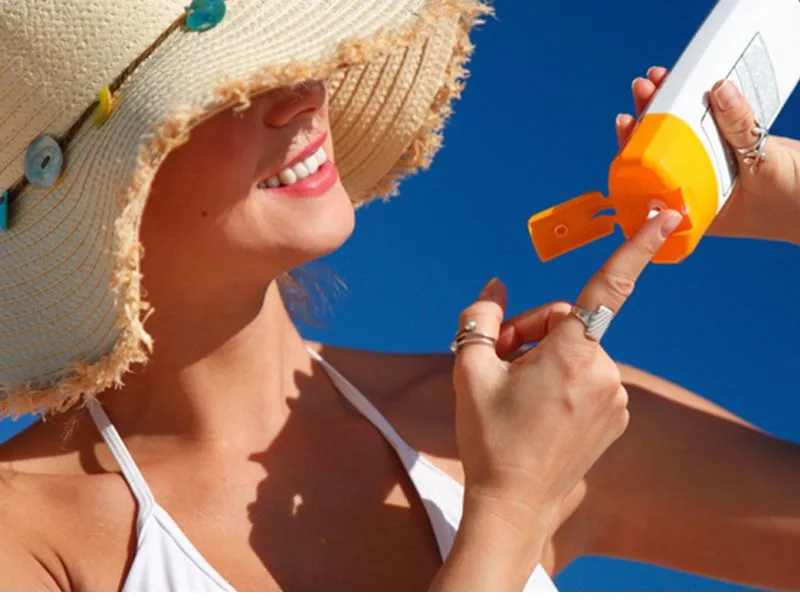 Sử dụng kem chống nắng để bảo vệ da