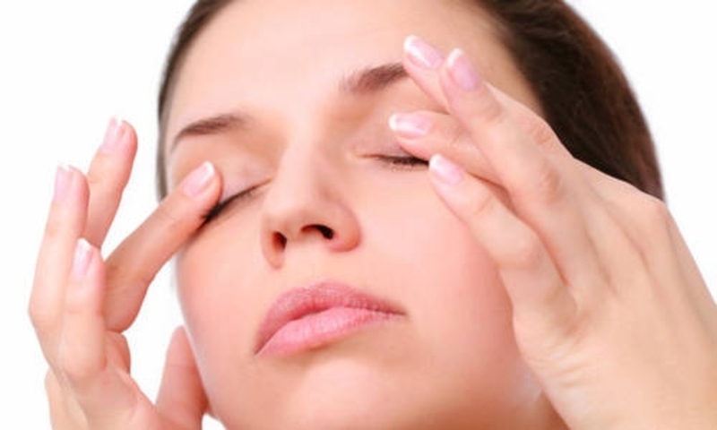 Cách massage mắt giảm sụp mí đơn giản hiệu quả