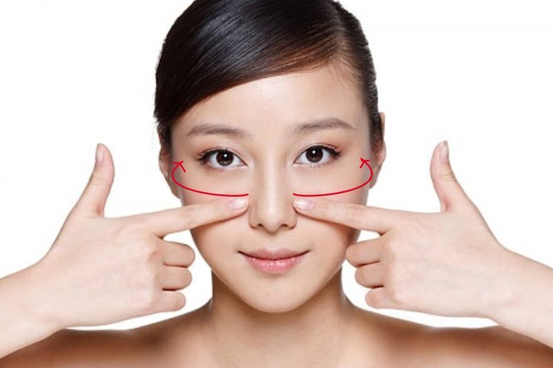 Xoa vòng quanh mắt là bài tập massage mí mắt bị sụp giúp cải thiện tình trạng sụp mí hiệu quả