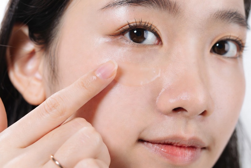 dùng ngón áp út (ngón có lực nhẹ nhất) vỗ nhẹ một lớp kem dưỡng mắt chuyên dụng hoặc serum cấp nước