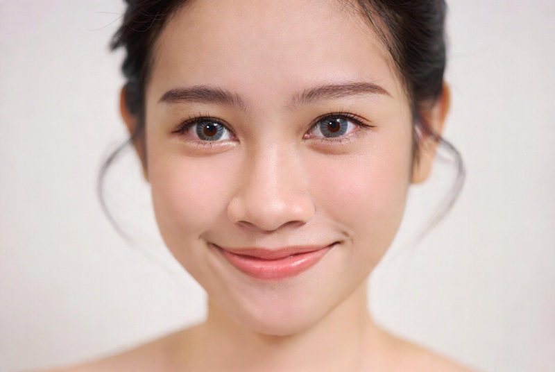 Mắt hai mí rõ: Kẻ sát mi để giữ vẻ trong trẻo