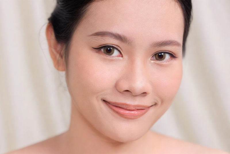 Mắt một mí: Kẻ mảnh, nhấn đuôi nhẹ để mở mắt