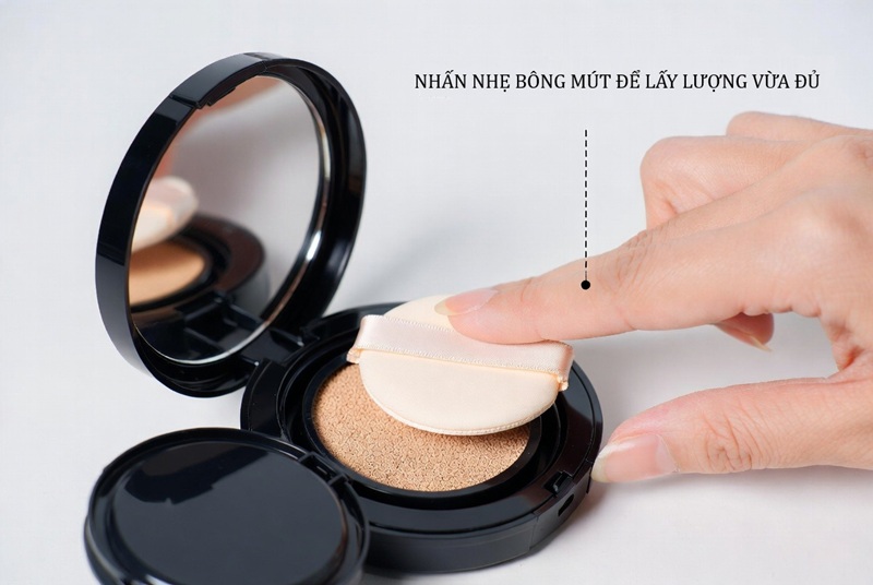 Nhấn nhẹ bông mút để lấy một lượng vừa đủ