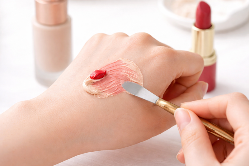 Trộn một chút son lì với kem lót hoặc kem nền trên mu bàn tay