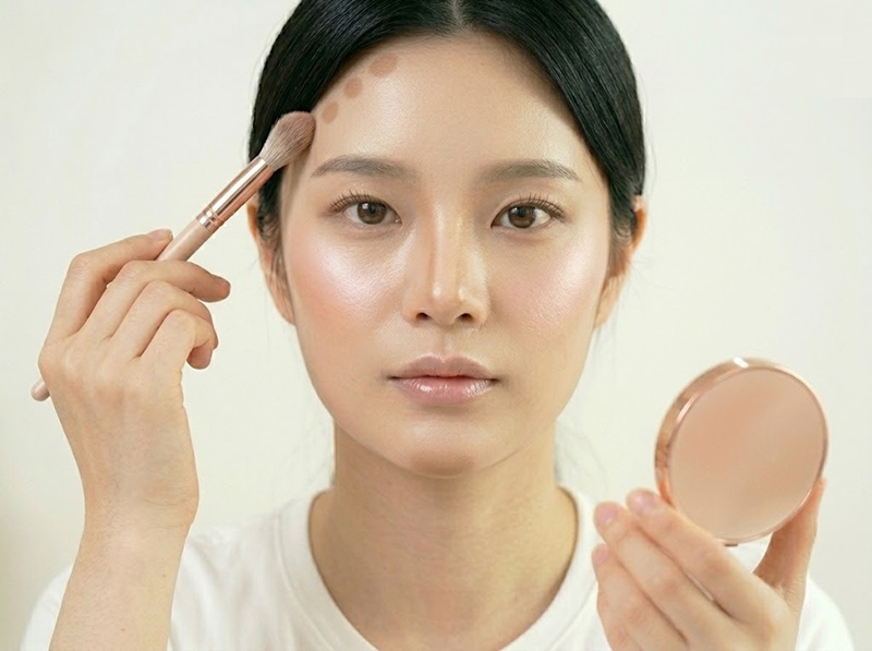 Hãy đánh khối ở vùng trán sát chân tóc và vùng cằm để thu ngắn gương mặt