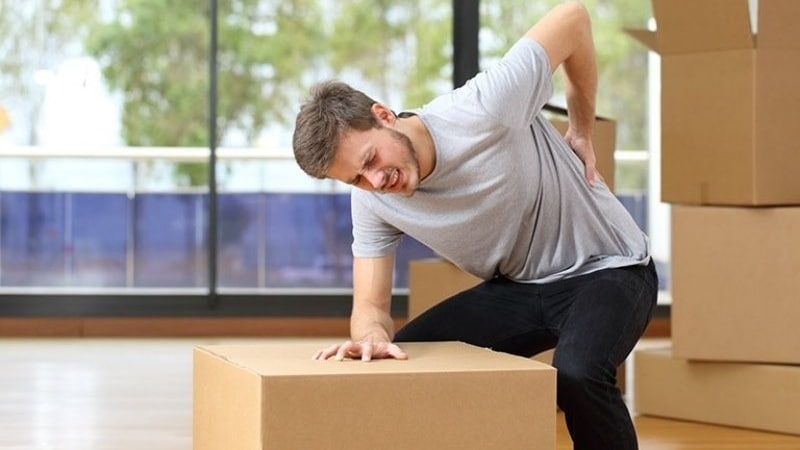 Nâng vật nặng sai tư thế hoặc xoay người đột ngột