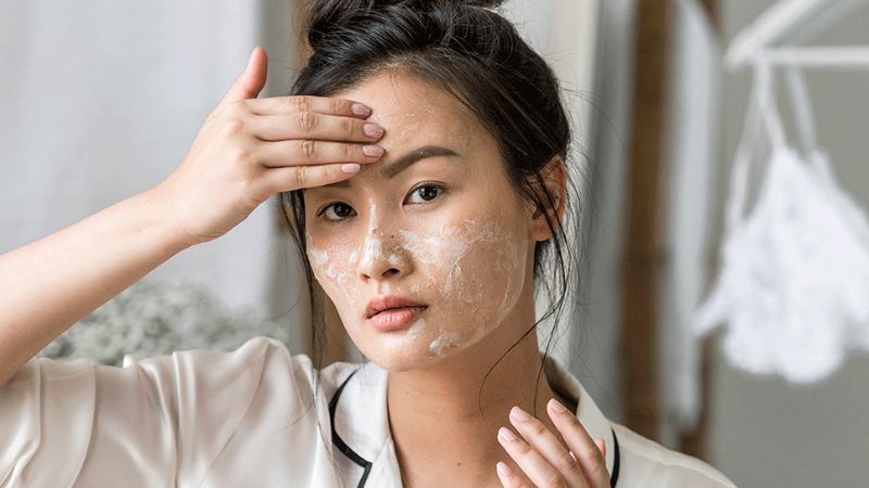 Cần dưỡng ẩm kỹ để làm đầy nếp nhăn trước khi makeup