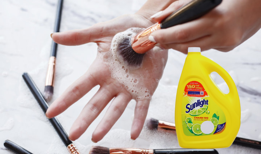 Vệ sinh cọ trang điểm với hỗn hợp Dầu Oliu & Nước rửa bát
