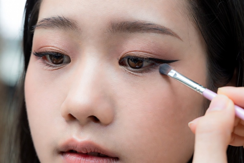 Để đôi mắt có chiều sâu và trông to hơn theo chiều sâu, kỹ thuật nhấn đuôi là bắt buộc