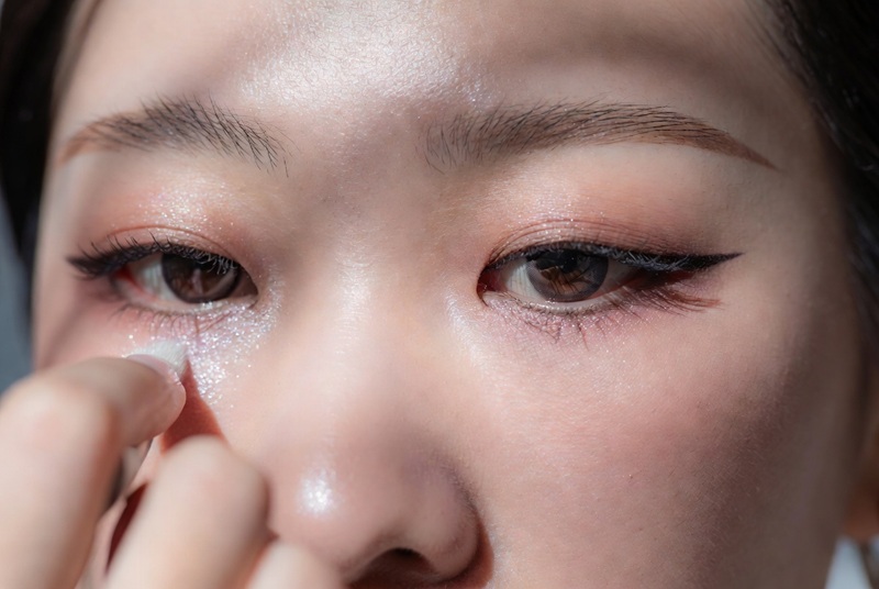 Thủ thuật này không chỉ làm khoảng cách giữa hai mắt trông cân đối hơn mà còn tạo cảm giác nhãn cầu to tròn