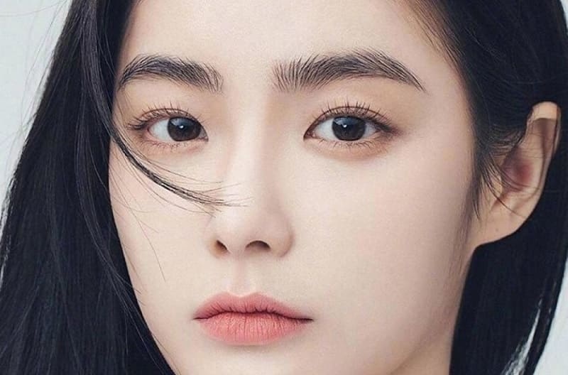 Chân mày cong nhẹ nâng thần thái