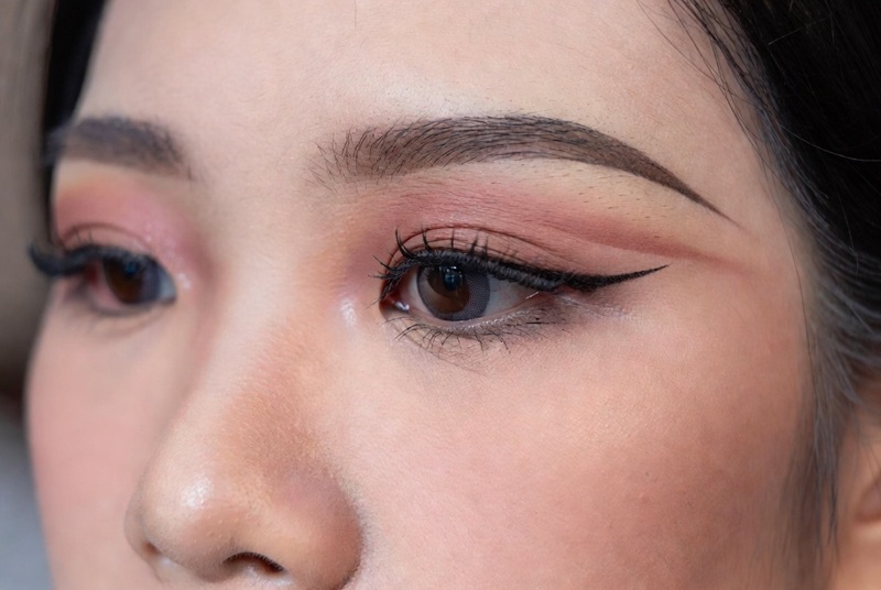 Hãy kẻ eyeliner hướng lên trên