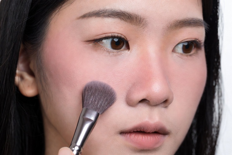 đánh phấn má trước theo kiểu ngang qua sống mũi (Igari makeup)