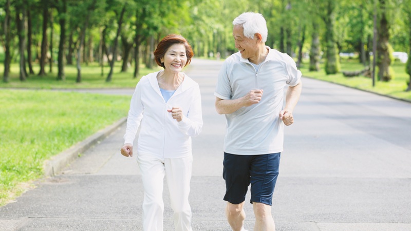 Nên đi lại nhẹ nhàng trong khả năng chịu được