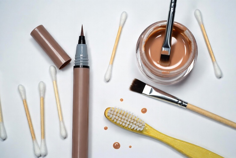 Có nhiều công cụ để thực hiện trang điểm tàn nhang: