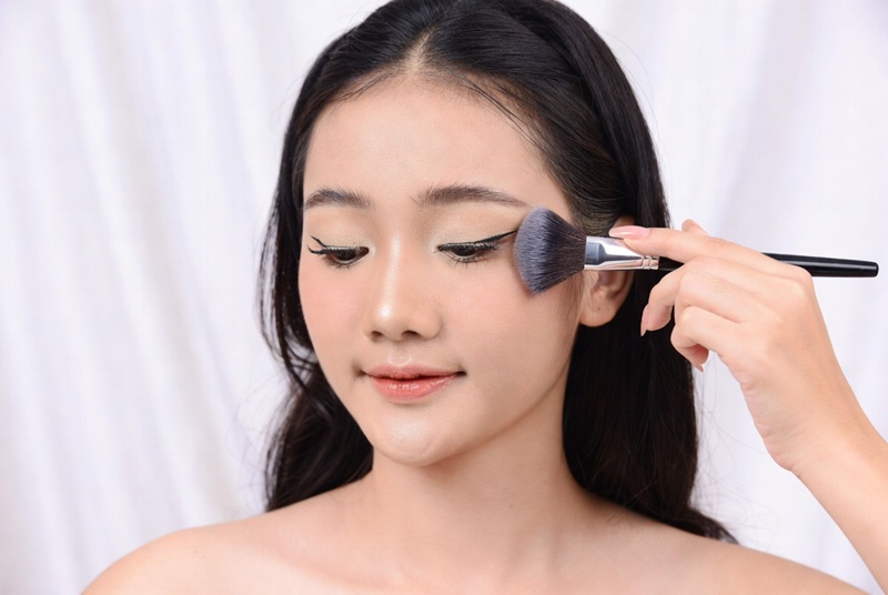 Trước khi kẻ, hãy dùng giấy thấm dầu hoặc phủ một lớp phấn rất mỏng lên mí mắt