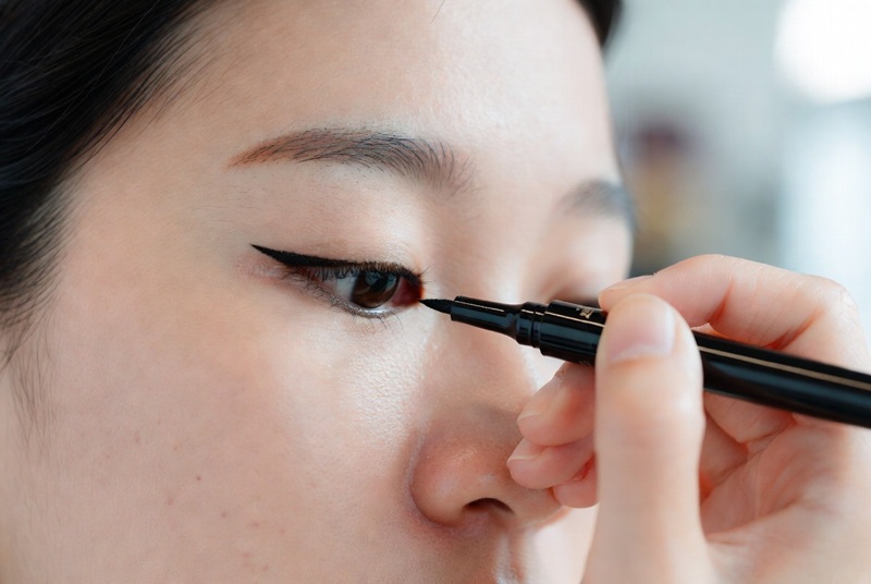 đường kẻ eyeliner phải cực mảnh ở đầu mắt và hơi đậm dần, kéo dài về phía đuôi