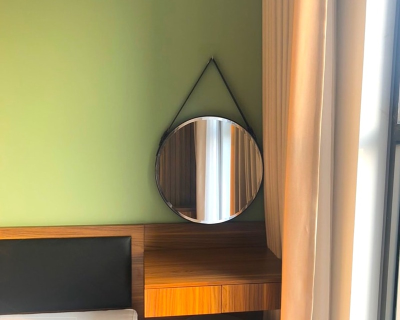 Gương trang điểm treo tường thường được lắp cố định vào một vị trí nhất định