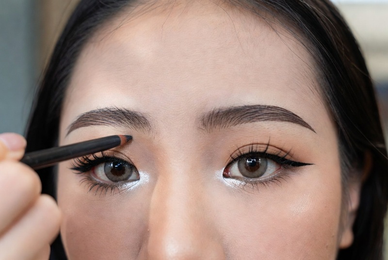  Kẻ chân mày phù hợp để “mở khung mắt”