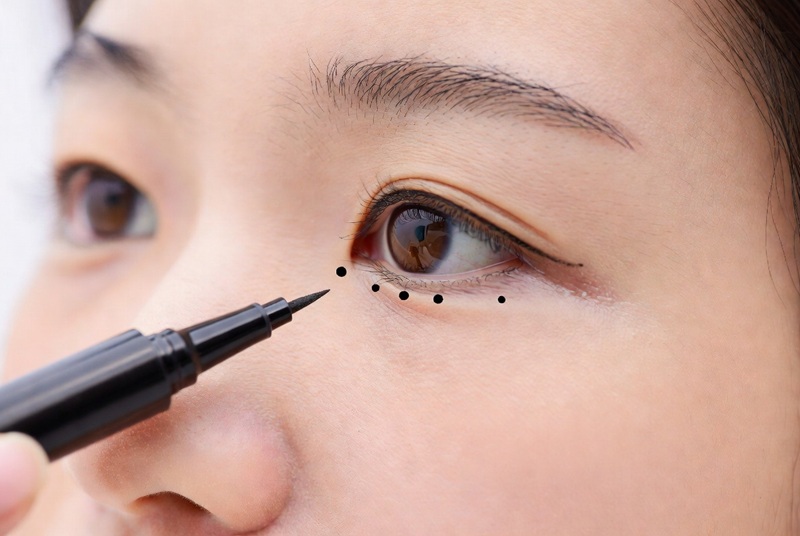 chấm từng đoạn ngắn giữa chân mi rồi nối lại thay vì kéo một đường dài ngay lập tức