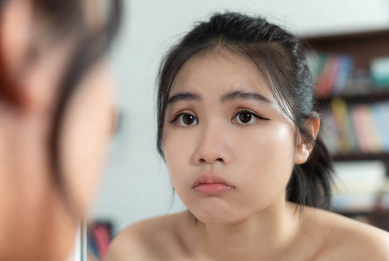 Đường kẻ quá dày thường khiến mắt nặng nề, sắc hơn cần thiết