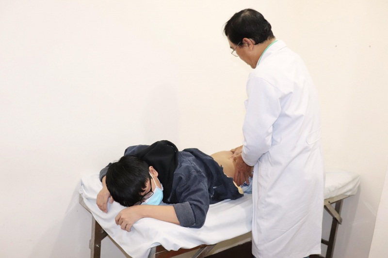 Nằm nhiều bị đau lưng khi nào cần đi khám