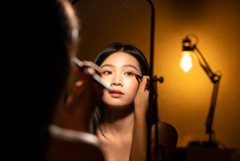  Nếu bạn makeup dưới ánh đèn vàng hoặc thiếu sáng, bạn sẽ không kiểm soát được độ cân đối của eyeliner