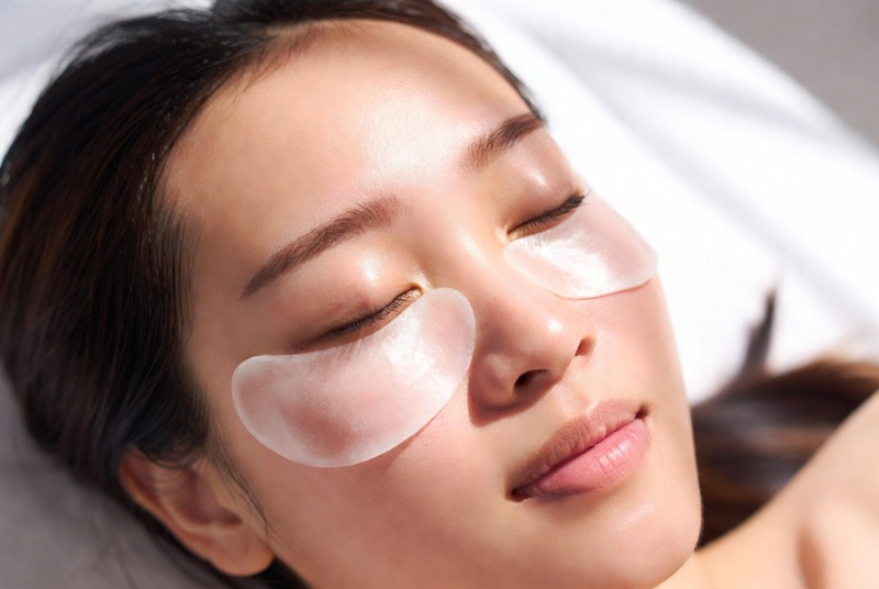 Các loại mặt nạ chứa Collagen hoặc Vitamin C sẽ giúp vùng da này sáng hơn theo thời gian