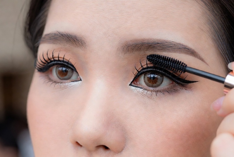 Mascara không chỉ làm dày mi mà còn định hình dáng mắt