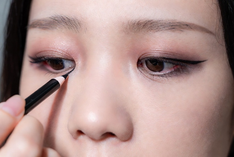 Màu nude sẽ hòa quyện với lòng trắng của mắt, tạo cảm giác nhãn cầu lan rộng ra dưới mí mắt