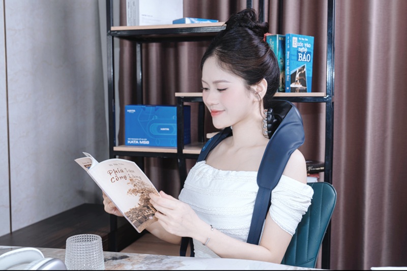 Hỗ trợ thư giãn cổ vai gáy với thiết bị massage tại nhà