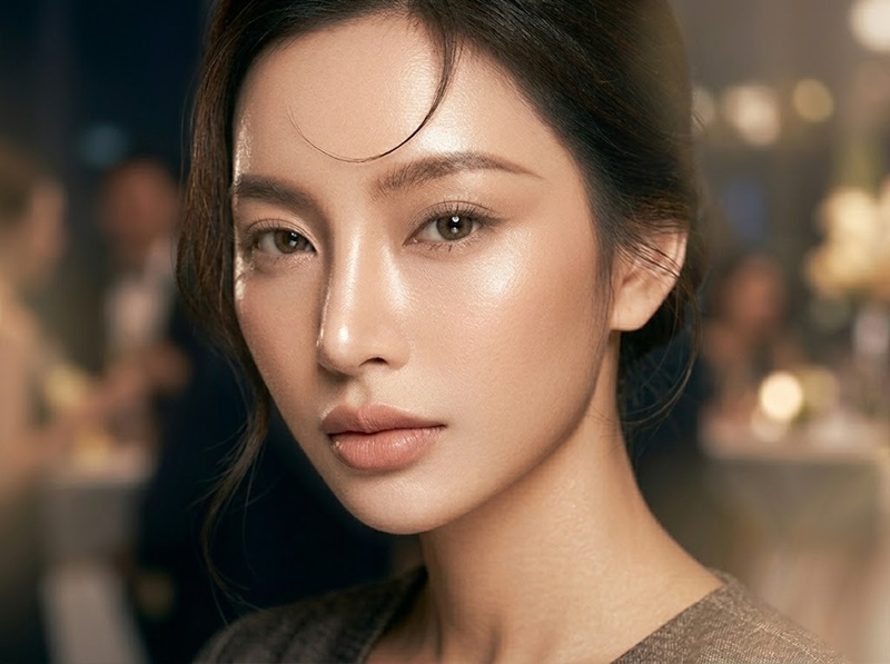 Phong cách Căng bóng (Glowy): Tỏa sáng dưới mọi ánh đèn