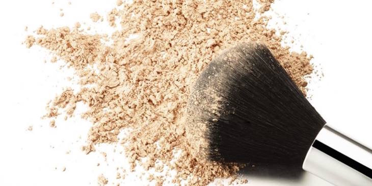 Phủ phấn quá dày để kiềm dầu