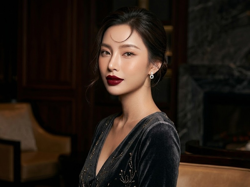 Style sang chảnh: Nhấn môi đỏ rượu cho tiệc tối quý phái