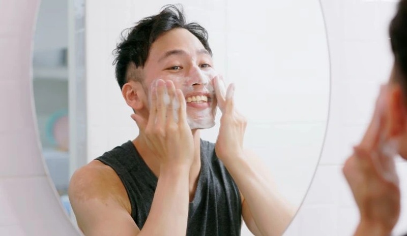 Hãy dùng sữa rửa mặt dịu nhẹ, sau đó thoa một lớp toner hoặc gel dưỡng mỏng