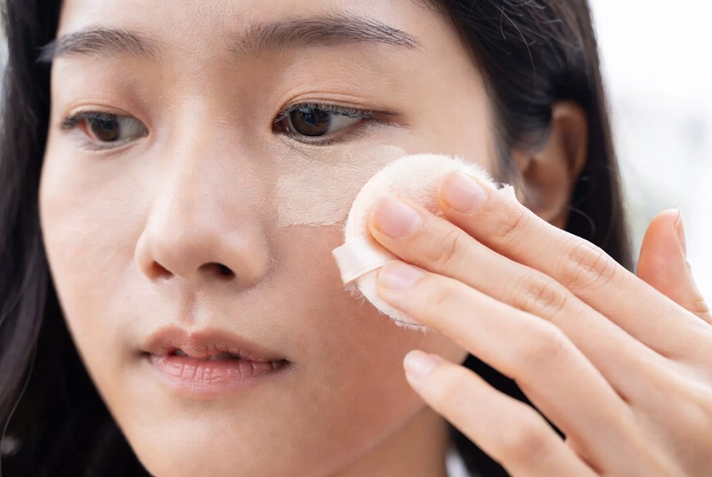 Phấn phủ không màu: Bí quyết khóa chặt lớp nền