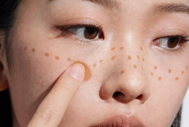 Ngay sau khi chấm, hãy dùng đầu ngón tay dặm nhẹ lên nốt tàn nhang