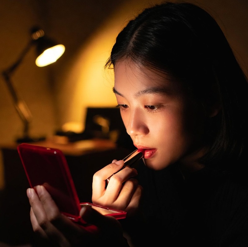 Ánh sáng yếu khiến makeup bị lệch màu