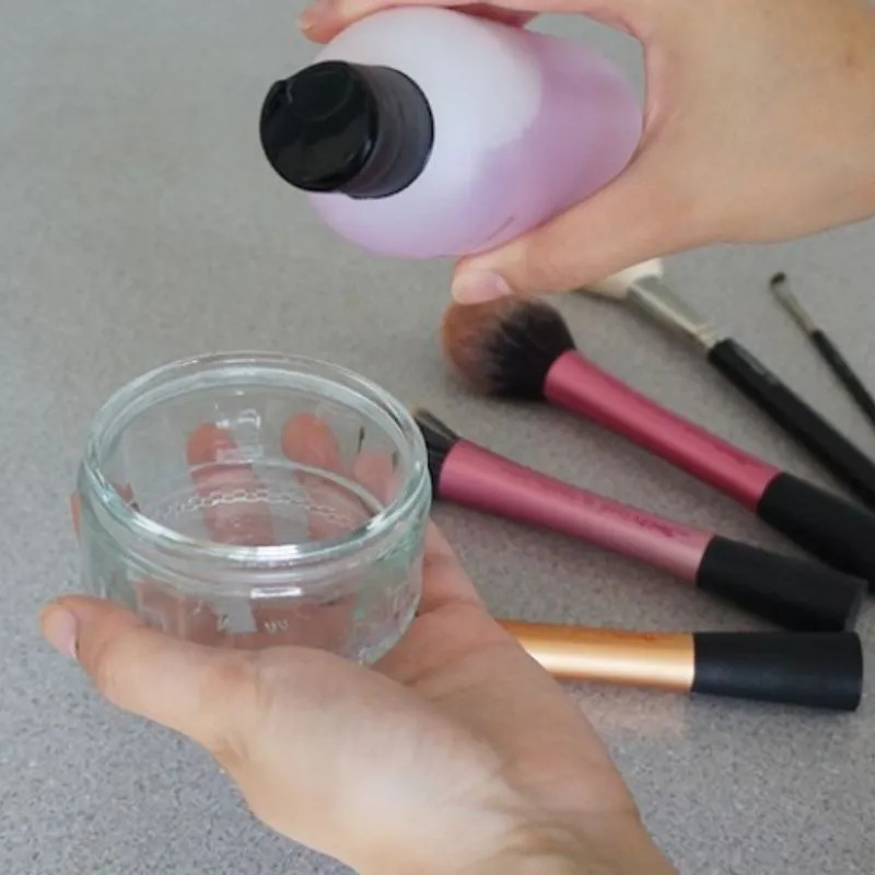 Cách vệ sinh bằng dung dịch chuyên dụng