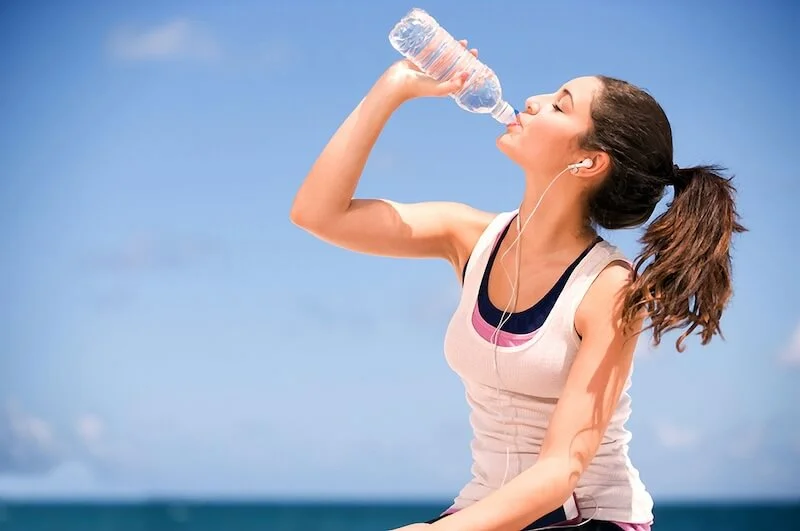 Uống đủ nước khi tập luyện