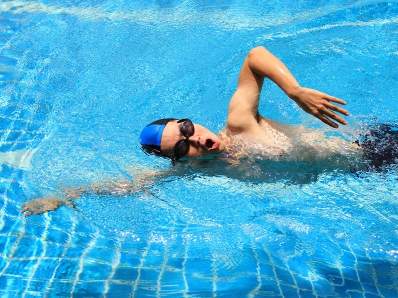Các động tác khi bơi giúp tăng cường sức khỏe của hệ tiêu hóa.