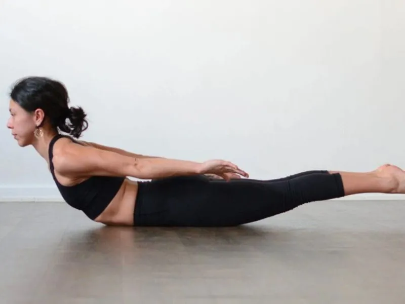 Các bài tập kéo giãn cột sống lưng đơn giản ngay tại nhà - Bài tập yoga tư thế châu chấu