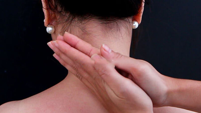 Bài tập mát xa cổ vai gáy cần được tiến hành với lực tay nhẹ nhàng để tránh làm cơ thể bị đau