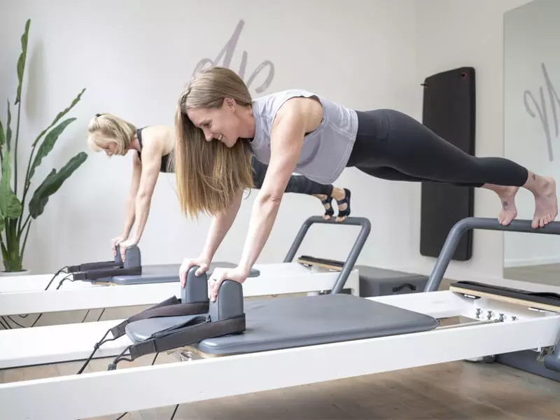 Được sáng tạo bởi Joseph Pilates vào những năm 1920, phương pháp này tập trung vào việc cải thiện sức mạnh ở phần cơ bụng chính (CORE) và cải thiện khả năng cân bằng của cơ bắp (BALANCE).