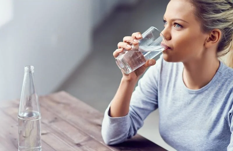 Uống đủ 2 lít nước mỗi ngày để tăng hiệu quả giảm mỡ vùng tay