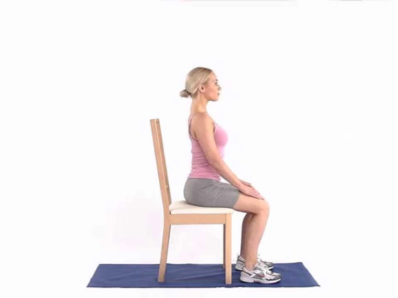 Một cách đơn giản để siết cơ bụng khi ngồi là ngồi thẳng lưng