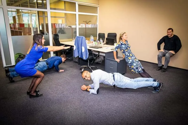 Bài tập thể dục giữa giờ cho dân văn phòng giảm căng thẳng nhanh chóng